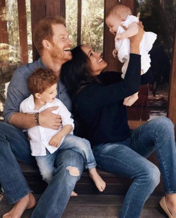 اول ظهور لابنة الامير هاري في صورة عائلية