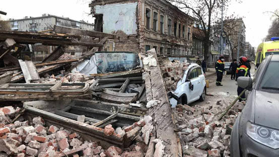 اصابة سائق سقط جدار منزل على سيارة  فيديو