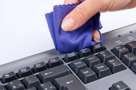 هكذا يتم تنظيف لوحة المفاتيح 
