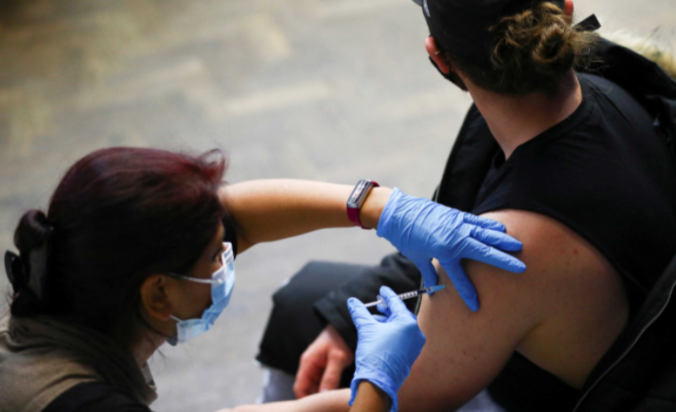 ما مدى فعالية لقاحات كورونا على أوميكرون