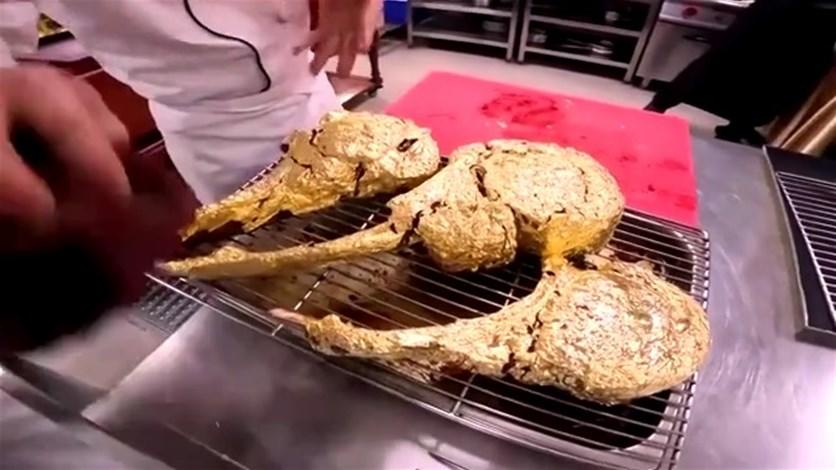 مقابل 45 دولارا مطعم يقدّم طبق اللحم المغلّف بورق الذهب