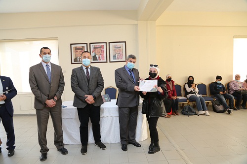 رئيس جامعة الزيتونة يكرم المشاركين في المعرض السنوي 