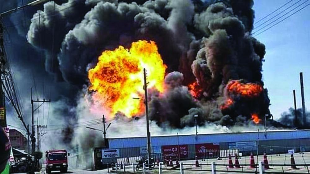 موظفة مستاءة تفجر مخزنا للنفط