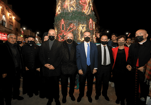 إضاءة شجرة عيد الميلاد بمأدبا