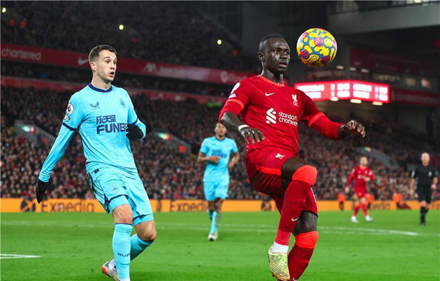 ليفربول يكسر عناد نيوكاسل ويواصل مطاردة السيتي