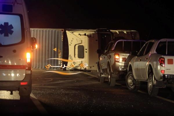 إغلاق الصحراوي بعد تدهور شاحنة  صور