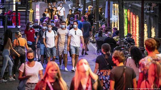 توصية بإغلاق صارم في هولندا لمواجهة أوميكرون