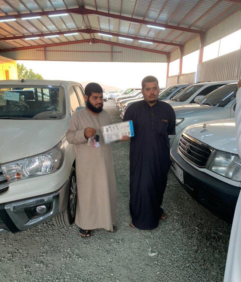  أمير عسير يهدي مواطنًا تعطلت مركبته  سيارة جديدة 