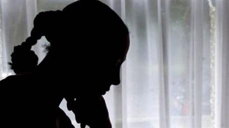 حكم جلوس الفتاة أمام زوج أختها دون حجاب