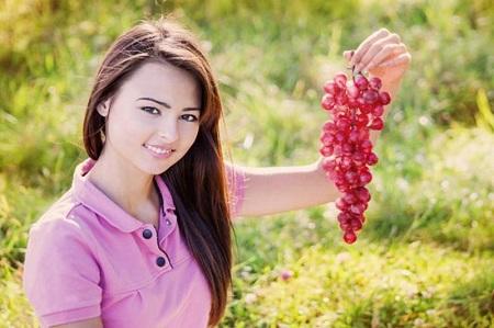 الكشف عن نوع شهير من العنب ينقص الوزن