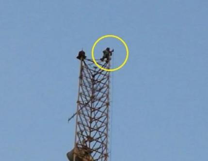 4 شبان يهددون بإلقاء أنفسهم من برج اتصالات