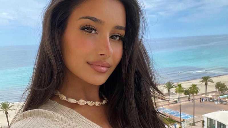 فتاة تمنع صديقتها من حضور زفافها بسبب جمالها 