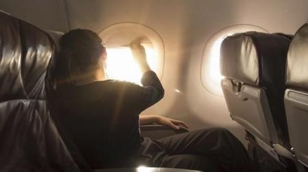 لماذا نفتح النوافذ عند إقلاع الطائرة