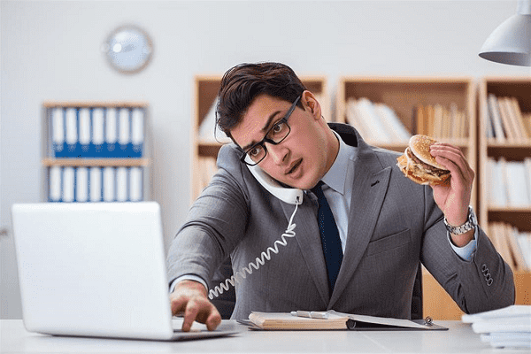 تجنبوا تناول هذه الأطعمة أثناء العمل