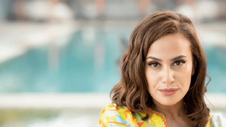 الفنانة هند صبري تنشر صورتها في العمرة