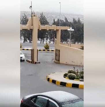 شاهد سقوط زخات ثلجية في الكرك
