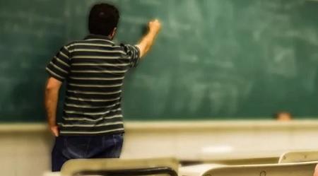 مدرس مصري يثير الجدل براتبه الخيالي 