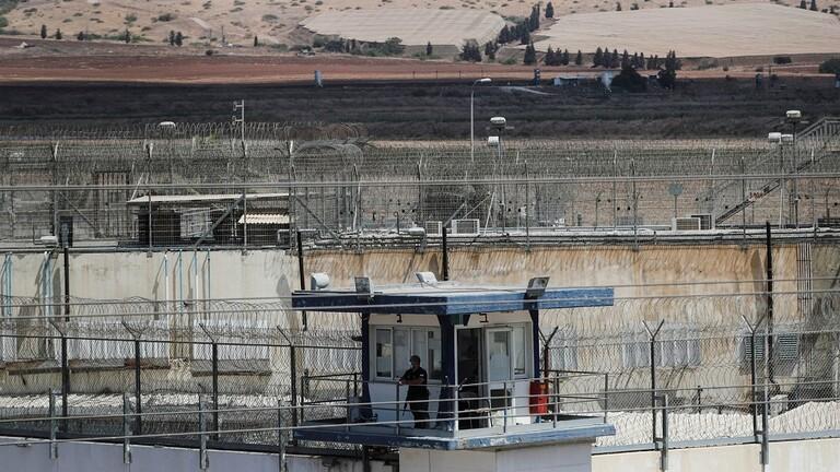 تعرض ضابط إسرائيلي للطعن بسجن نفحة