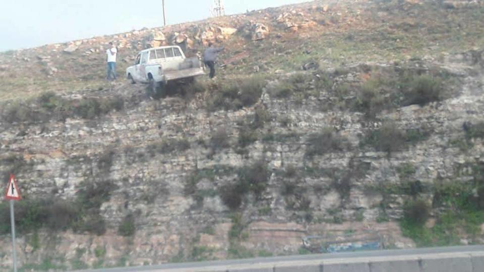 إغلاق جزئي لطريق إربد  كفريوبا بسبب صخرة كبيرة