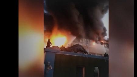 مصر حريق صخم في مصنع بلاستيك  فيديو 