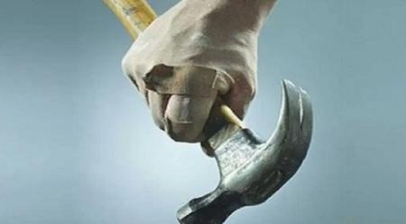 مصري يهشم رأس والده بشاكوش