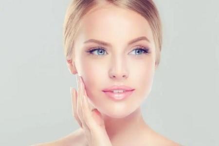 الطريقة الأمثل لترطيب الوجه وتنعيمه جربيها