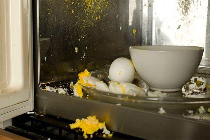 أطعمة تنفجر عند تسخينها في المايكرويف