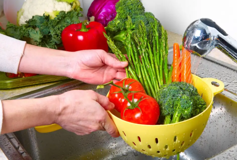 5 أطعمة احذري من غسلها بالماء