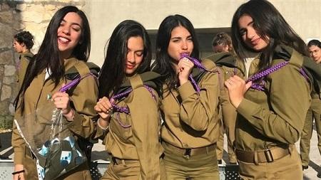 قائد بالجيش الإسرائيلي يصور مجندات في أوضاع محرجة