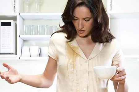 طريقة بسيطة لإزالة بقع الشاي عن الملابس