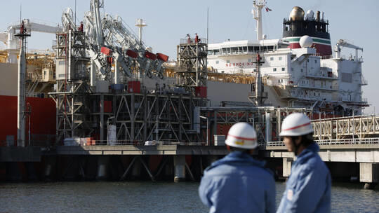 اليابان تعوم أول ناقلة نفط كهربائية في العالم