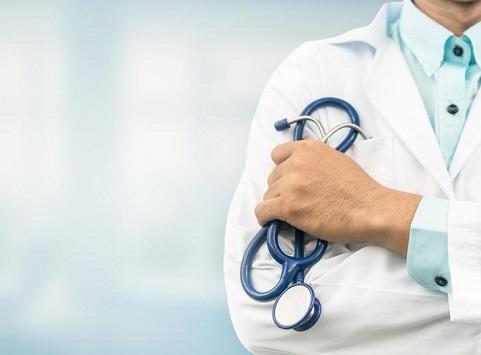 توقيف طبيب لممارسته عمله وهو مصاب بكورونا