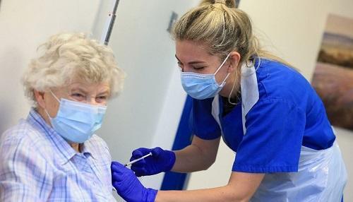 بريطانيا تبحث إعطاء جرعة رابعة من لقاح كورونا 