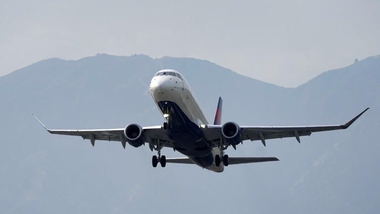 شجار عنيف على متن طائرة بسبب كمامة  فيديو