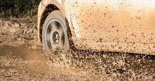 انقاذ عروسين علقا بالوحل داخل سيارة بالمقابلين