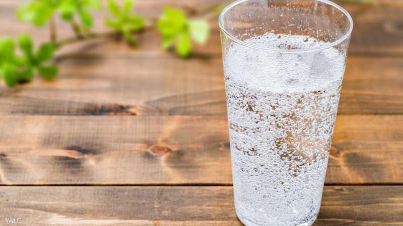 حين تشرب المياه الفوارة هذا ما يحدث لجسمك