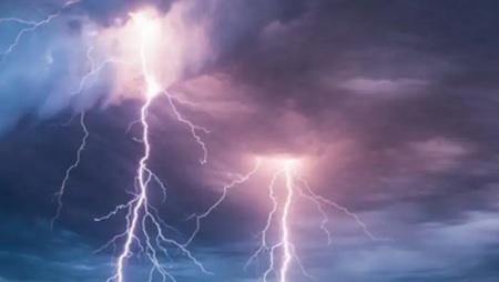 شاهد لحظة ضرب صاعقة لرجل و اشتعال الشرر في جسده