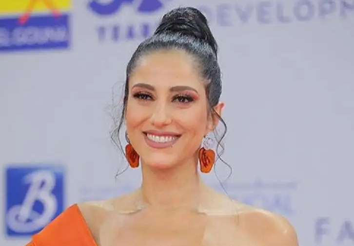 معجب يخترق حساب حنان مطاوع ويغازلها