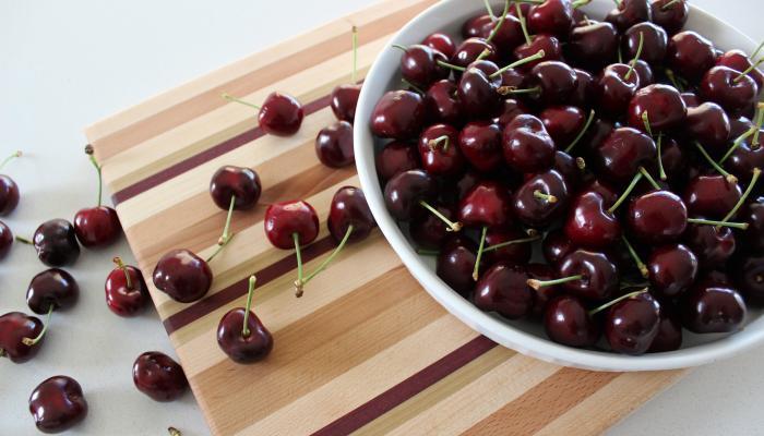 بلونه الأحمر الجذاب فوائد صحية عظيمة للكرز