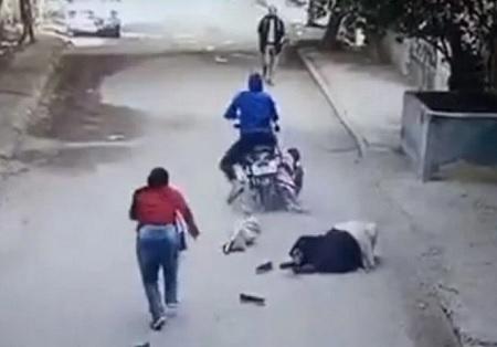 لص بدراجة بخارية يسحل طالبتين وسيدة بالقاهرة  فيديو 