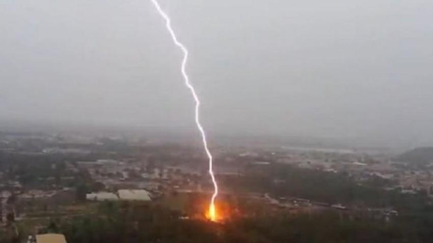 نجاة  اندونيسي بأعجوبة بعد ان ضربته صاعقة برق  فيديو