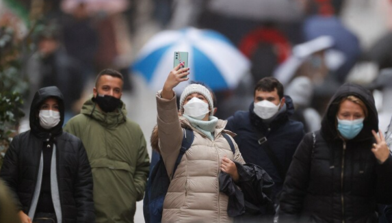 فرنسا تقلص المدة اللازمة لأخذ الجرعة الثالثة 