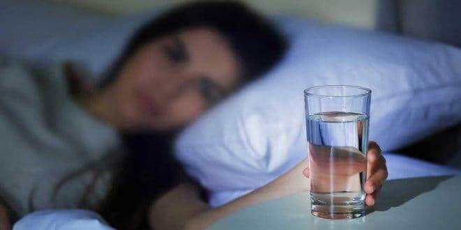 ستصدمكتعرفي على أضرار وضع كوب ماء بجانب السرير