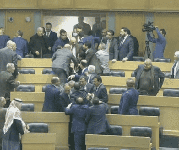 مشاجرة ولكمات تحت قبة النواب