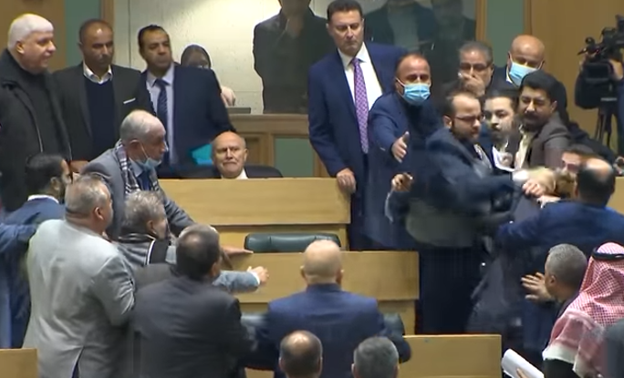 التلفزيون الأردني ينقل مشاجرة النواب بجودة عالية