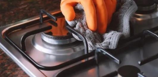 أسهل الخطوات لتنظيف شبك الغاز من الدهون