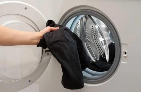 أضيفي هذا المكون الخارق لماء غسيل الملابس الداكنة 