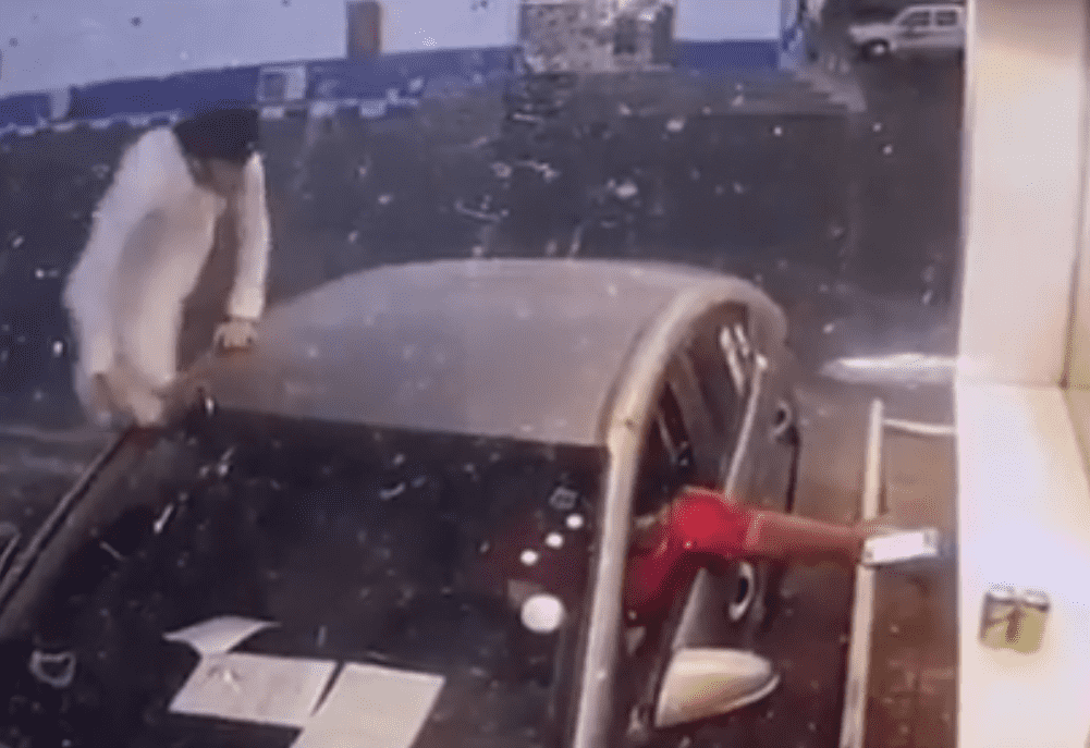 السعودية  قفز فوق السيارة ليدفع الحساب  فيديو