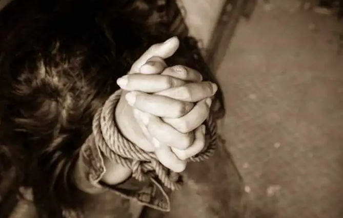 فتاة تدعي اختطافها وتطلب فدية من والدها