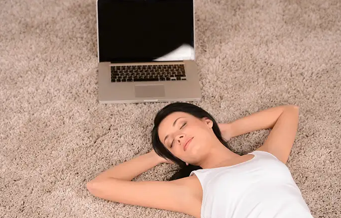 فوائد مذهلة للنوم على الأرض